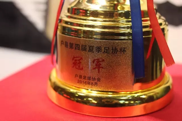都是空中作业！卡尔篮下积极补防 飞身送出钉板大帽
